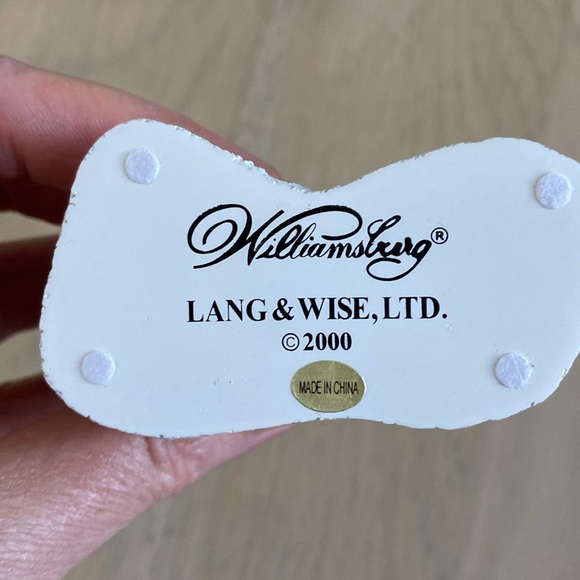 Williamsburg Women Passing the Lamppost - Lang and Wise - Picture 5 of 8